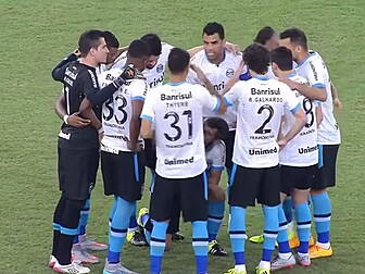 WATCH: Gremio team huddles aro...
